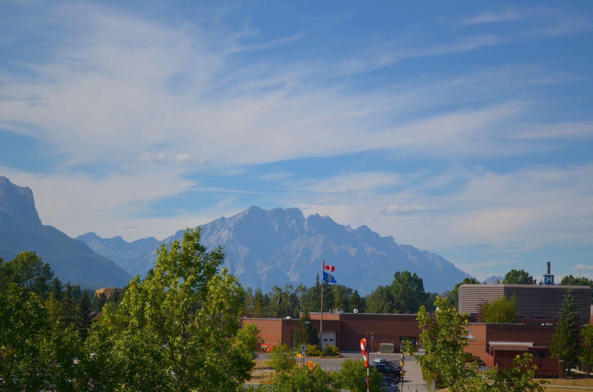 Sunset Resorts Canmore And Spa Exteriör bild